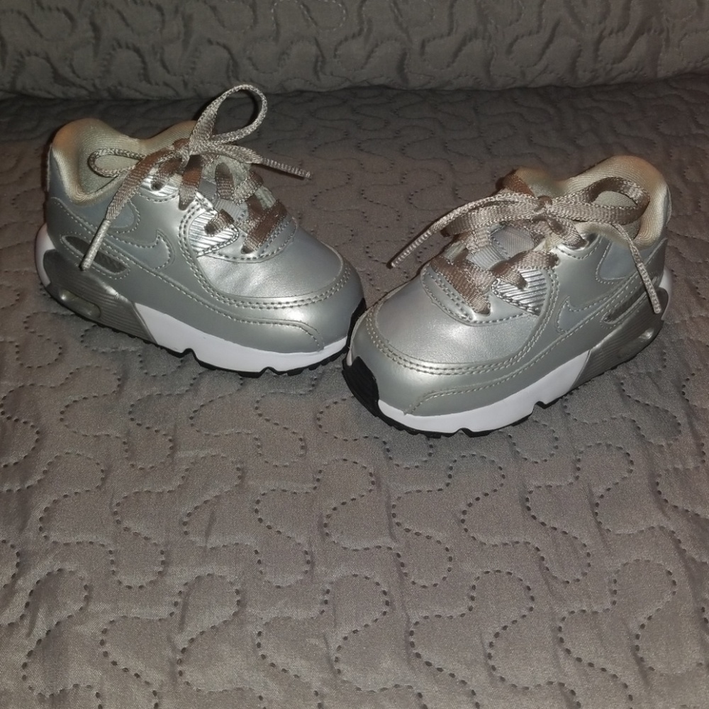 Platinum, metallic Air Max 90